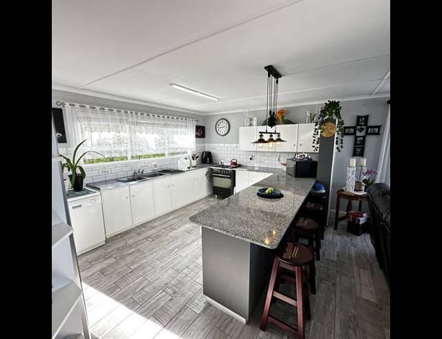 5 BEDROOM HOUSE FOR SALE IN REEBOK